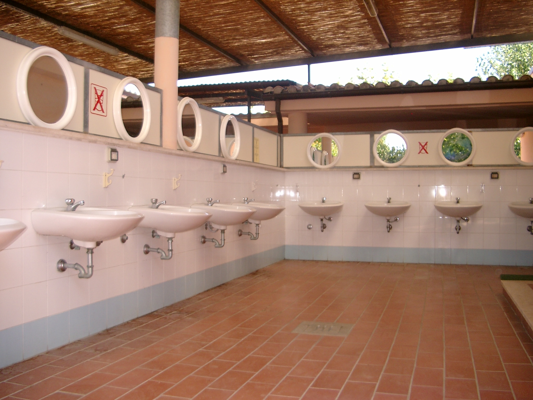 BLU Camping Holiday Garden