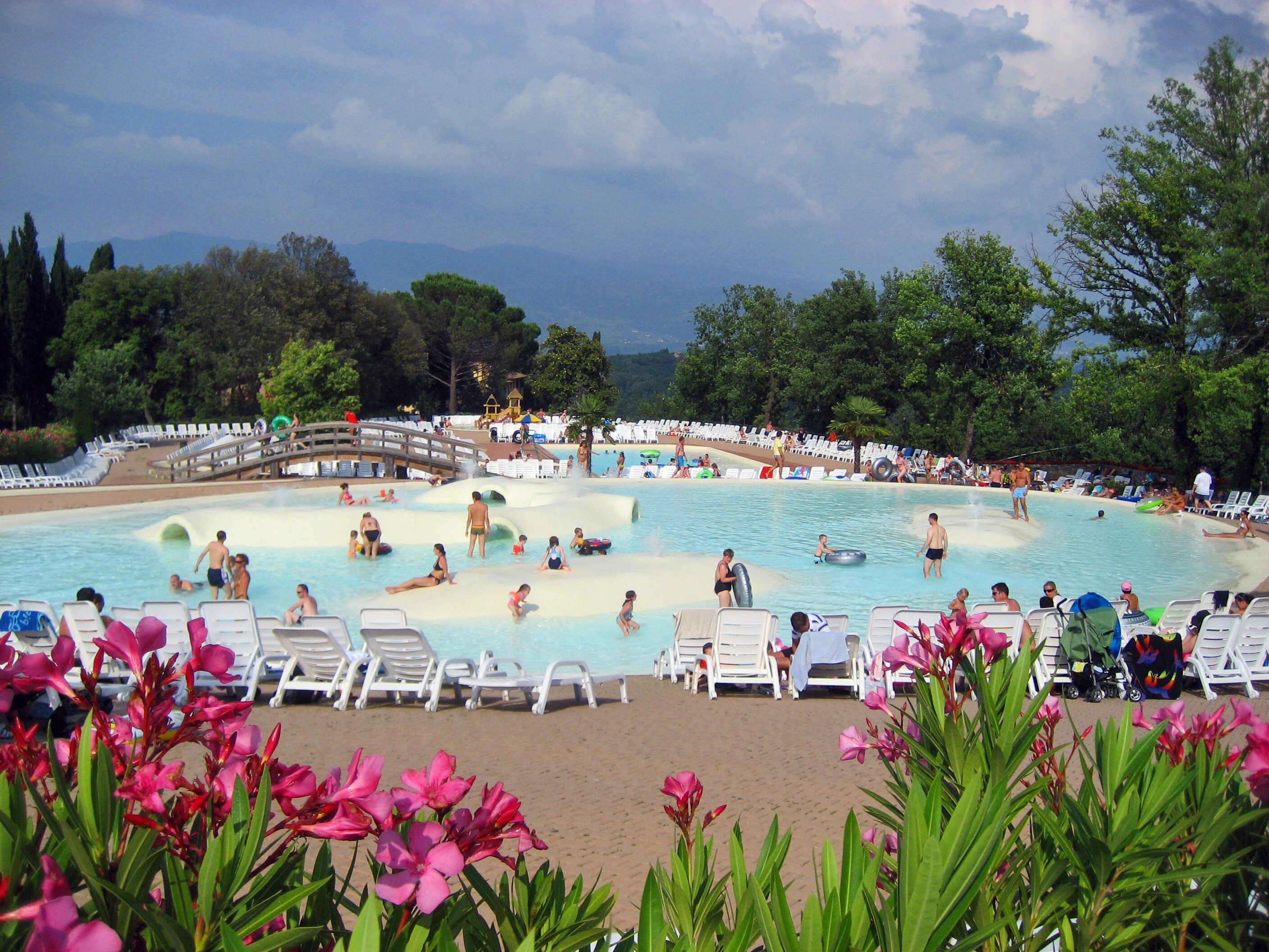 hu Norcenni Girasole Village