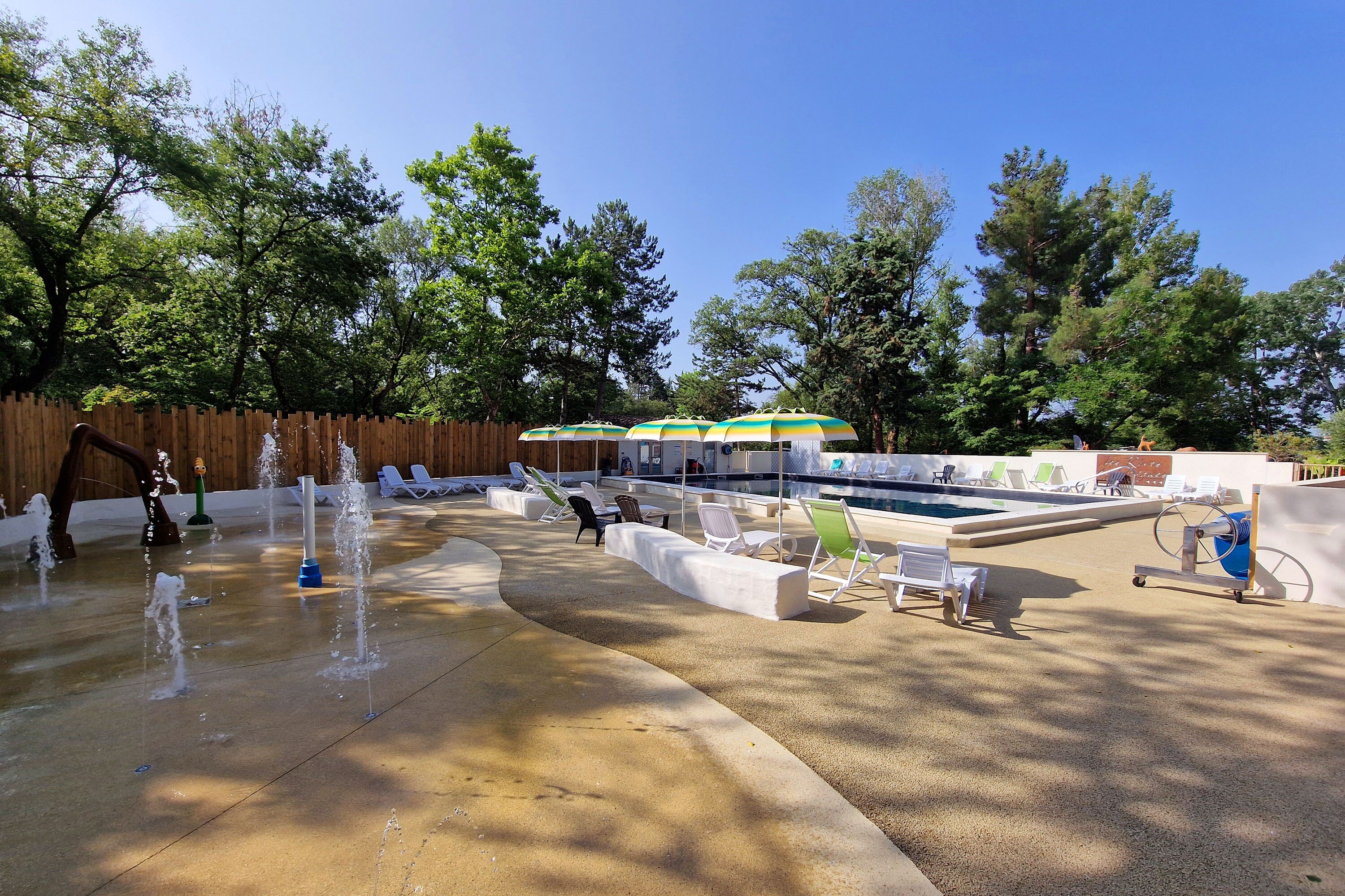 Flower Camping Les Rives de l'Aygues