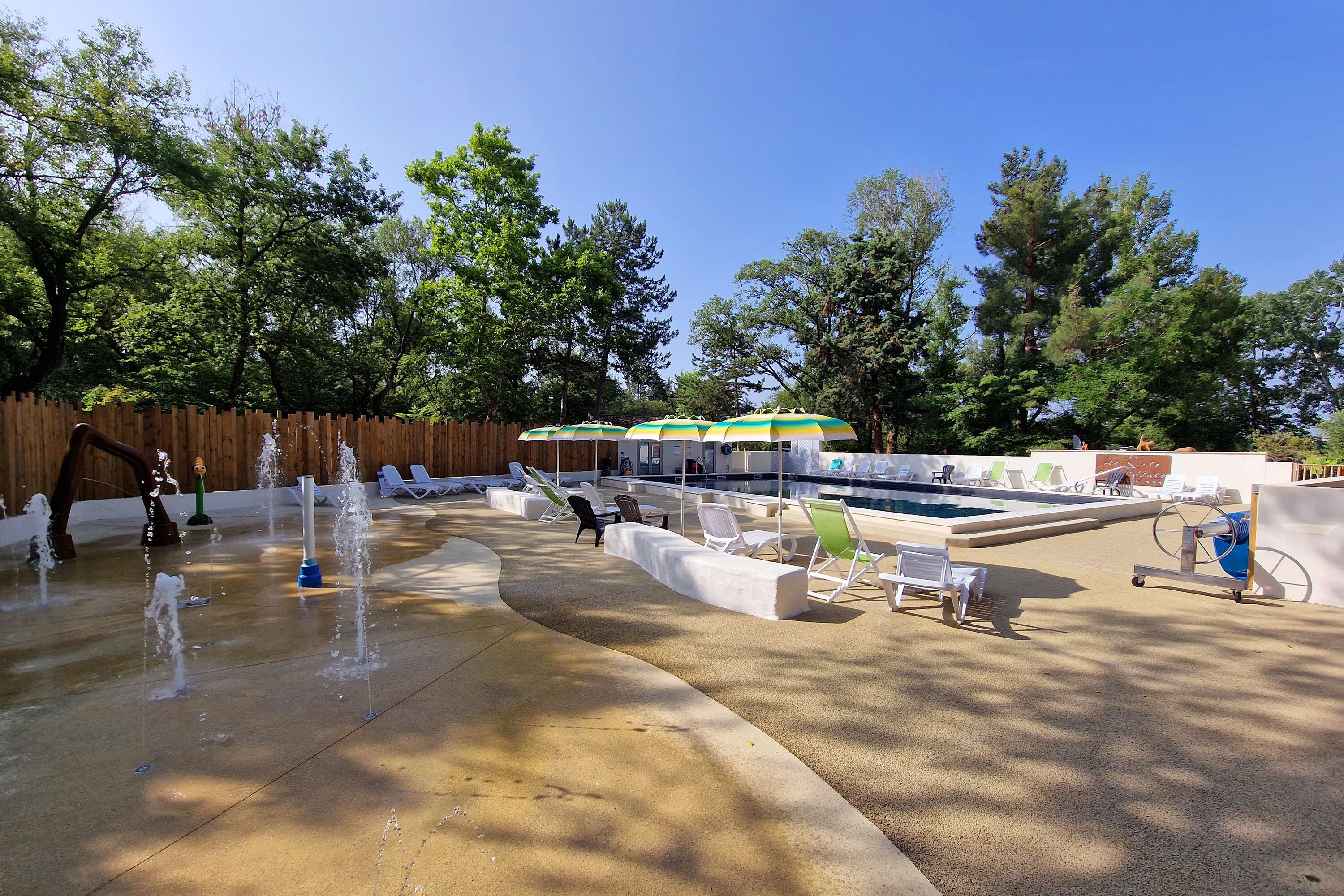 Flower Camping Les Rives de l'Aygues